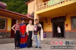 尼里军体（右一）和他的民宿客人。（峨边县委宣传部供图） - Sc.Chinanews.Com.Cn
