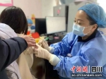 适龄女生接种HPV疫苗。(资料图) - Sc.Chinanews.Com.Cn