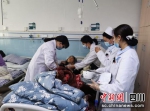 刘三微(左一)对产妇检查。壤塘县委宣传部供图 - Sc.Chinanews.Com.Cn