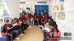 学生们在新图书馆阅读。(菜鸟驿站供图) - Sc.Chinanews.Com.Cn