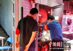 工作人员正在检查消防设施。益民集团供图 - Sc.Chinanews.Com.Cn