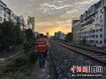 铁路职工检修设备。成都北车辆段供图 - Sc.Chinanews.Com.Cn