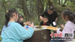 同学们在老师的指导下专心创作。剑阁县委宣传部供图 - Sc.Chinanews.Com.Cn