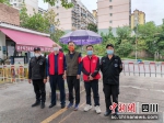 志愿者与基层社区干部“疫”线并肩作战。绵商行 供图 - Sc.Chinanews.Com.Cn