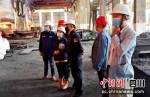 安全检查人员正在企业一线开展巡查工作。四川应急供图 - Sc.Chinanews.Com.Cn
