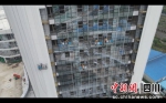 项目玻璃幕墙安装现场。主办方供图 - Sc.Chinanews.Com.Cn