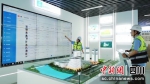 项目管理人员正在操作智慧工地管理系统。主办方供图 - Sc.Chinanews.Com.Cn