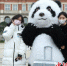 学生与“大熊猫”合影。 作者 毛成山 - Sc.Chinanews.Com.Cn