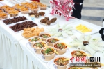学校为学生准备的开学美食。 作者 毛成山 - Sc.Chinanews.Com.Cn