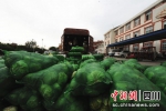爱心人士和志愿者一起搬运物资。中江县委宣传部供图 - Sc.Chinanews.Com.Cn