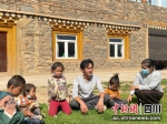 古尕幸福的一家人。壤塘县委宣传部供图 - Sc.Chinanews.Com.Cn
