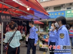 执法人员正在市场开展检查。（资料图） 成都市市场监管局供图 - Sc.Chinanews.Com.Cn