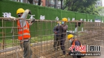 工人正在进行冠梁钢筋的制作。 - Sc.Chinanews.Com.Cn