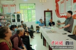 专家为社区中老年群众进行讲解。衡欢 摄 - Sc.Chinanews.Com.Cn