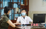 四川省名中医彭和民在诊室为患者看诊。 - Sc.Chinanews.Com.Cn
