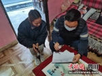 白贵彬(右)到村民家了解情况。林山惠 摄 - Sc.Chinanews.Com.Cn