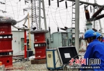 电气试验班员工对设备开展交接试验工作。(国网宜宾供电公司 供图) - Sc.Chinanews.Com.Cn