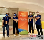 李凤（左二）和范双民（右一）在医疗点合影留念。 - Sc.Chinanews.Com.Cn