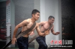 训练场上的张凡钊(左)。四川消防供图 - Sc.Chinanews.Com.Cn