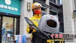 外卖骑手正在配送一个宠物保暖窝。 - Sc.Chinanews.Com.Cn