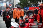 消防装备展吸引市民。刘忠俊 摄 - Sc.Chinanews.Com.Cn
