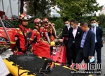 启动仪式现场一批先进的消防救援装备吸引市民。刘忠俊摄 - Sc.Chinanews.Com.Cn