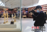 观众正在参观“百年光影——建川电影文物展”。王磊 摄 - Sc.Chinanews.Com.Cn