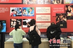 观众正在参观“百年光影——建川电影文物展”。 王磊 摄 - Sc.Chinanews.Com.Cn
