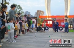 许多家长带着孩子参加“消防夜市”活动。南充消防供图 - Sc.Chinanews.Com.Cn