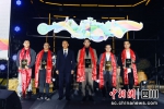 开幕式上的授牌仪式。安源摄 - Sc.Chinanews.Com.Cn