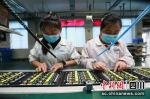 生产车间里忙碌的工人。张忠苹摄 - Sc.Chinanews.Com.Cn
