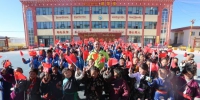 成都市援藏教师与学生一起参加《我爱我的祖国》快闪活动。(成都市委统战部供图) - Sc.Chinanews.Com.Cn