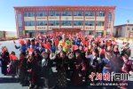 成都市援藏教师与学生一起参加《我爱我的祖国》快闪活动。(成都市委统战部供图) - Sc.Chinanews.Com.Cn