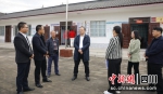 大安区委书记彭长林正在了解有关情况。 王益 摄 - Sc.Chinanews.Com.Cn