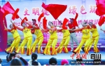 文化惠民演出进社区。周亮 摄 - Sc.Chinanews.Com.Cn
