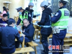 绵阳公安交警携手“代驾小哥”宣传交通安全 - Sc.Chinanews.Com.Cn