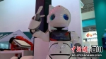 智能机器人与参观者打招呼。 龚韦双 摄 - Sc.Chinanews.Com.Cn