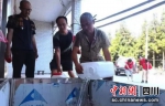 为村民送水。闵思琴 摄 - Sc.Chinanews.Com.Cn