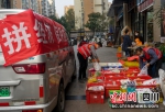 多多买菜配送司机将物资配送到社区团点并协助分拣。何浩 摄 - Sc.Chinanews.Com.Cn