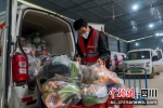 多多买菜龙泉驿区的仓库内，配送司机正在分拣装货。何浩 摄 - Sc.Chinanews.Com.Cn