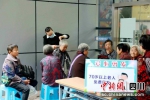 社区还为70岁以上的老人们提供免费理发服务。龙马潭区融媒体中心供图 - Sc.Chinanews.Com.Cn