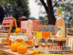 丹棱果小酒正成年轻人喜爱的新锐消费品。李佰梅摄 - Sc.Chinanews.Com.Cn
