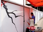 党员同志自主绘制文化墙。 - Sc.Chinanews.Com.Cn