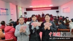 群众喜获分红。合江县融媒体中心供图 - Sc.Chinanews.Com.Cn
