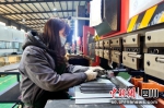 生产线上里忙碌的工人。彭威楠摄 - Sc.Chinanews.Com.Cn