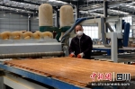 生产线上工人师傅正在忙着生产。彭威楠摄 - Sc.Chinanews.Com.Cn