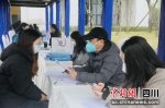 招聘活动中，求职者与企业面谈。 黄平 摄 - Sc.Chinanews.Com.Cn