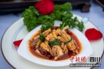 参赛厨师制作的丹棱特色菜肴《凉拌鸡》。刘忠俊摄 - Sc.Chinanews.Com.Cn