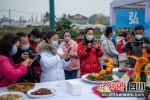 参赛厨师制作的特色菜肴引市民和游客拍照留念。刘忠俊摄 - Sc.Chinanews.Com.Cn