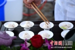 参赛厨师正在制作特色菜肴并装碟。刘忠俊摄 - Sc.Chinanews.Com.Cn